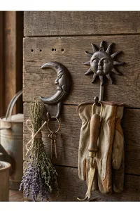 Patères murales antiques en fonte soleil et lune avec outils de jardinage rustiques