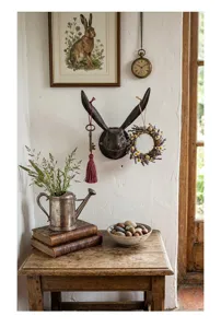 Gedetailleerd overzicht van een vintage gietijzeren konijnenkop wandhaak in interieur