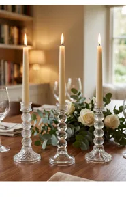 Set de tres lujosos candelabros de vidrio para una decoración de mesa elegante.