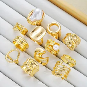 Vista detallada del juego de 12 anillos geométricos irregulares chapados en oro con perlas.