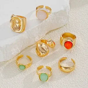 Juego de 7 anillos vintage dorados de estilo bohemio con detalles de piedras de colores