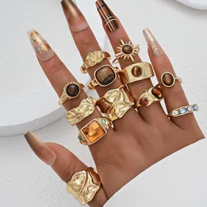 Primer plano de un set de anillos dorados estilo bohemio con piedras preciosas