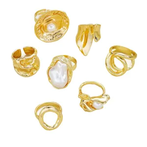 Elegante juego de anillos geométricos dorados con detalles de perlas barrocas.