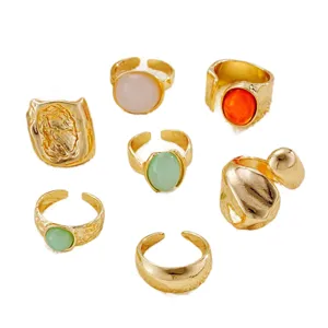 Conjunto de anillos apilables bohemios vintage dorados con piedras ovales de resina