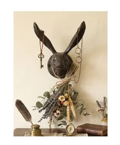 Gietijzeren wandhaak in de vorm van een konijnenkop met vintage decoratie