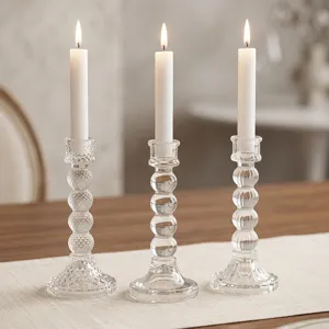 Elegante juego de tres candelabros de vidrio transparente para decoración de bodas
