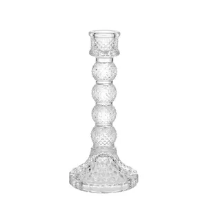 Candelabro de cristal transparente con textura de diamante elegante.