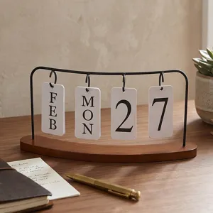 Calendrier perpétuel vintage en fer avec socle en bois et cartes pour décor de bureau