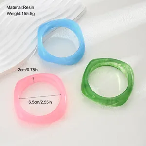 Pulseras de resina geométricas de colores con dimensiones y detalles de material