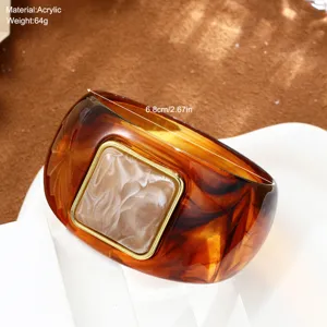 Primer plano de la pulsera de resina acrílica ámbar con incrustación de mármol de 6,8 cm.