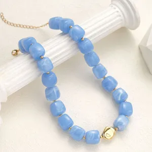 Primer plano detallado de collar de cuentas azules con detalles dorados para estilo bohemio