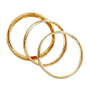 Lot de trois bracelets joncs en métal doré martelé rétro au design large et très élégant