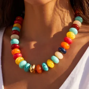 Primer plano de un collar bohemio de cuentas gruesas de colores para playa de verano