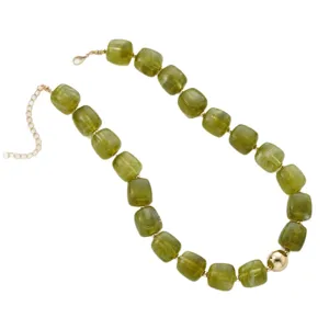 Elegante collar bohemio con grandes cuentas de mármol verde y bola dorada para mujer