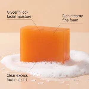 Vue détaillée d'un pain de savon facial orange translucide avec mousse riche et hydratante.