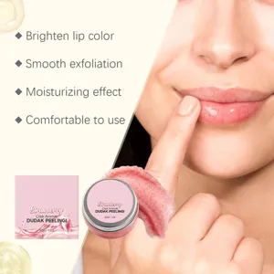 Λεπτομέρεια scrub χειλιών φράουλας με απολεπιστική υφή και ενυδατική φροντίδα.