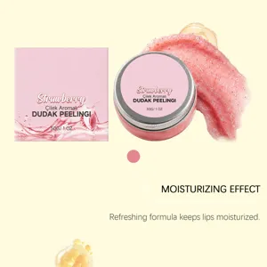 Λεπτομέρεια προϊόντος scrub χειλιών με άρωμα φράουλας και απαλή υφή σε βαζάκι για φροντίδα.