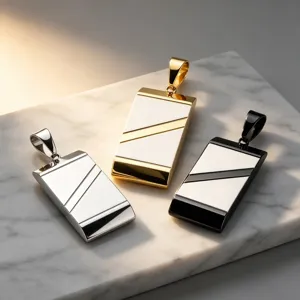 Pendentif militaire géométrique en acier inoxydable détail avec lignes diagonales et finition bicolore.