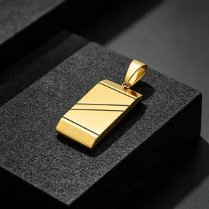 Détail pendentif militaire géométrique en acier inoxydable pour homme avec lignes gravées.