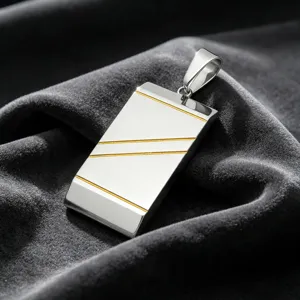 Détail du pendentif militaire en acier inoxydable avec des lignes diagonales gravées.