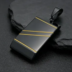 Pendentif militaire homme en acier inoxydable avec lignes géométriques dorées détail.