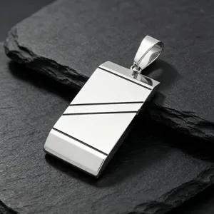 Pendentif géométrique en acier inoxydable, collier avec détail de lignes gravées inclinées.