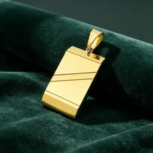 Pendentif plaque militaire geometrique en acier inoxydable dore pour homme collier detail vue.