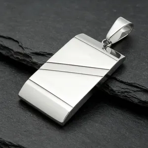 Pendentif militaire géométrique gravé en acier inoxydable vue de détail pour bijoux homme.
