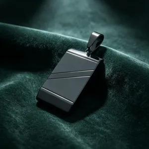 Gros plan détaillé d'un élégant pendentif militaire en acier noir aux lignes géométriques.