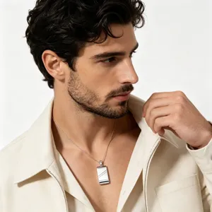 Collier pendentif géométrique en acier inoxydable détail, bijoux argentés homme tendance.