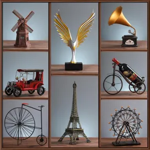 Collectie Noordse decoratieve ornamenten met vintage wijnrek en metalen modellen