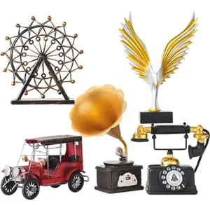 Vintage decoratieve ornamentenset met reuzenrad, adelaar, grammofoon en telefoon