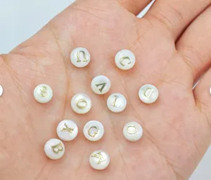 Natürliche Süßwasser-Muschel vergoldete Alphabet flache Perlen für DIY Schmuck Set.