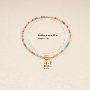 Collier de perles colorées bohème avec pendentif lettre A en acier inoxydable détails.
