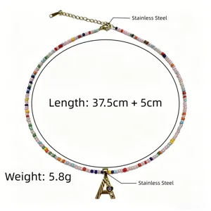 Dettaglio collana con perline colorate bohémien e ciondolo con specifiche in acciaio.