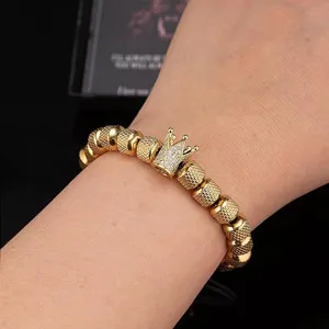 Vue détaillée du bracelet de perles couronne en or pour hommes avec texture ananas.