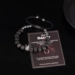 Bracelet de perles de couronne réglable tressé rétro pour hommes avec des détails en strass vue.