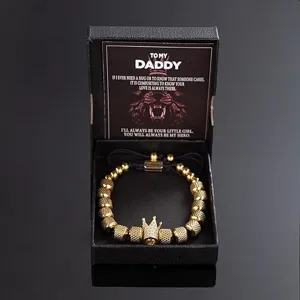Bracelet de perles dores pour homme avec pendentif couronne et coffret cadeau pour pere.