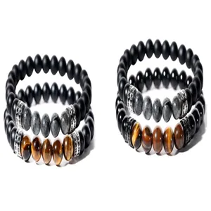 Detalle del juego de pulseras de cuentas para hombre con obsidiana mate y circonitas.