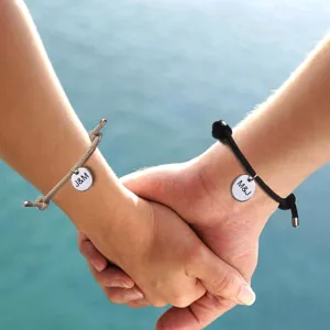 Πλεγμένα βραχιόλια ζευγαριού από ανοξείδωτο ατσάλι με χαραγμένες στρογγυλές ταυτότητες.