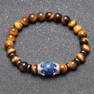 Gros plan détaillé du bracelet de perles en œil de tigre pour hommes avec une couronne.