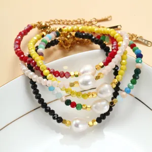 Kleurrijke kristal kralen zoetwater parel armband set met gouden accenten voor dames.