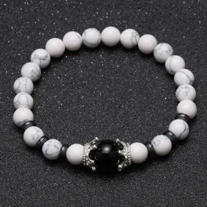 Vue détaillée du bracelet de perles tendance pour homme avec perles blanches et couronne.