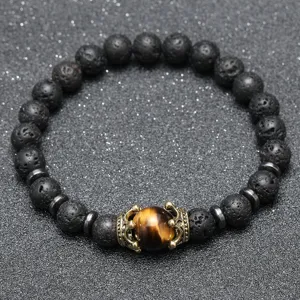 Détail en gros plan de bracelet couronne en pierre de lave et œil de tigre