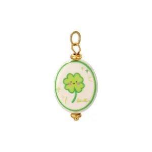 Handbemalter Keramik-Oval-Kleeblatt-Anhänger mit Goldring und süßem Glücks-Design.
