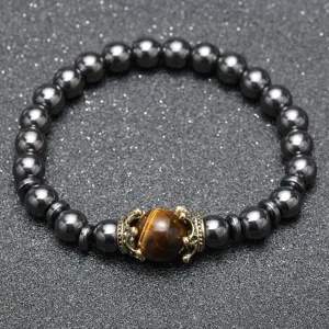 Bracelet de perles de mode pour hommes avec pierre d'œil de tigre et breloques couronne.