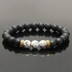 Bracelet de perles en pierre de lave noire et pierre blanche avec des intercallaires or.