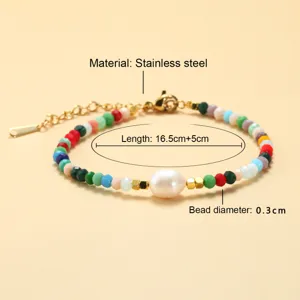 Kleurrijk kristal kralen armband detail met zoetwaterparel en roestvrij staal ketting.