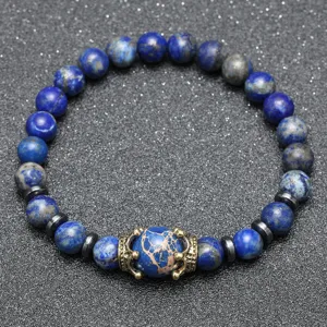 Bracelet de perles en pierre naturelle pour hommes avec charme de couronne vintage et espaceurs.