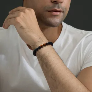 Detailaufnahme des Herrenarmbands aus echtem Lavastein und Tigerauge-Edelsteinperlen.